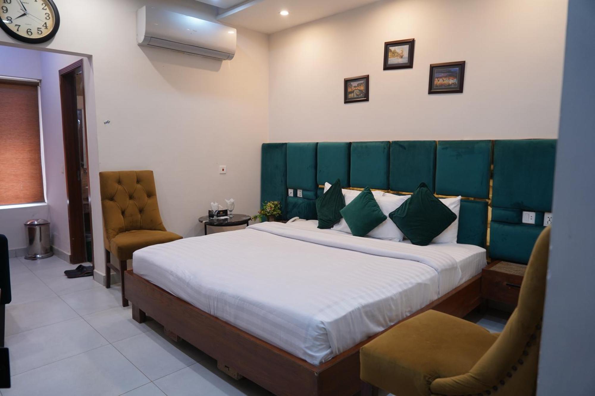Hotel Avalon Suites Multan Exterior photo