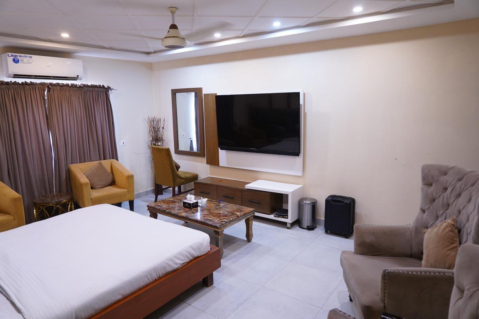 Hotel Avalon Suites Multan Exterior photo