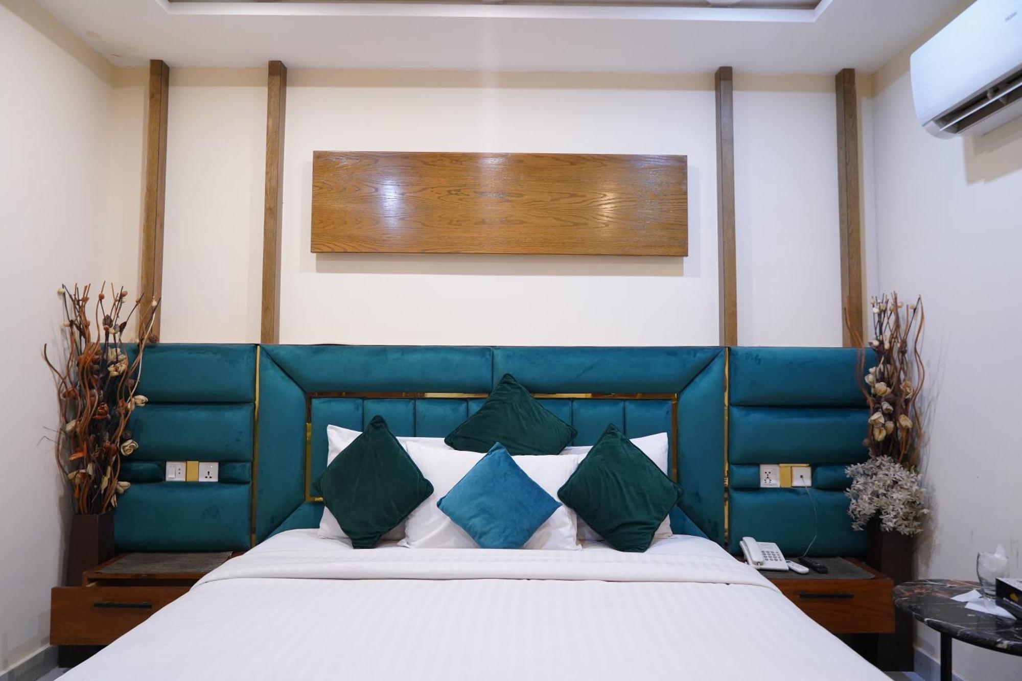 Hotel Avalon Suites Multan Exterior photo